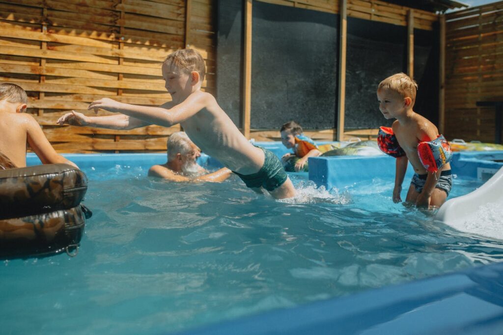 Waterpret in de tuin met een kinderzwembad